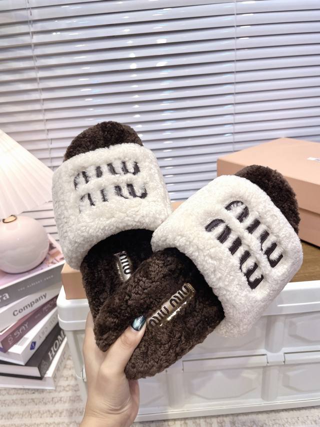 Miumiu P: Size：35-39 40定制不退换 秋冬新品毛毛拖 居家还是外穿都是百搭时髦单品，秋冬搭配袜子，太好看了吧 鞋面进口澳洲真羊毛内里垫脚羊毛